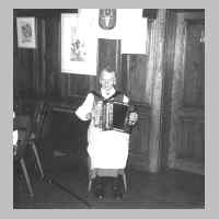 59-08-1010 Elly Preuss, 84 Jahre, eroeffnet im Jahre 2000 den Tanzabend mit einem Laendler..jpg